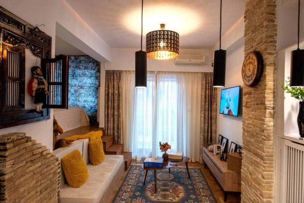 雅典Avant-Garde Studio的带沙发和电视的客厅