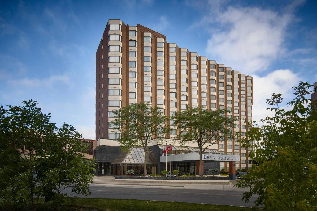 米西索加Delta Hotels by Marriott Toronto Mississauga的大型酒店建筑的 ⁇ 染