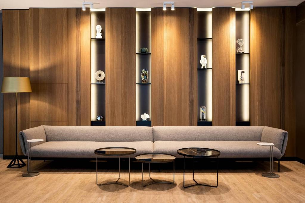 里加AC Hotel by Marriott Riga的客厅配有沙发和2张桌子