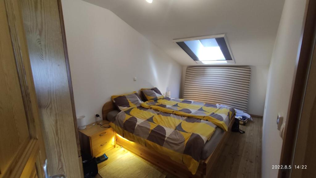 摩拉瓦托普利采Prijetno stanovanje v bližini Term 3000 - Vivat的一间卧室配有一张黄色和蓝色的被子。