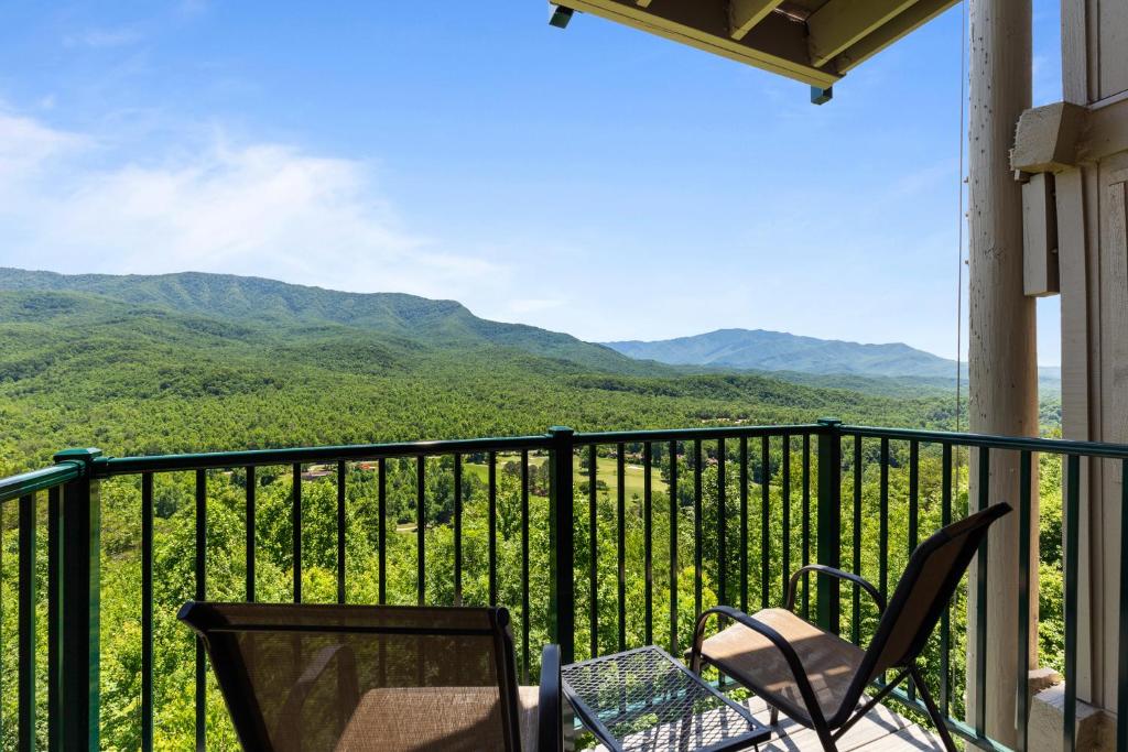 加特林堡Deer Ridge Mountain Resort C202的山景阳台,配有椅子。