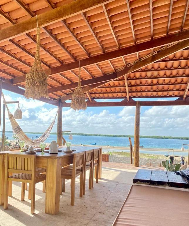 加利纽斯Casa Refúgio的一间设有桌子的海景用餐室