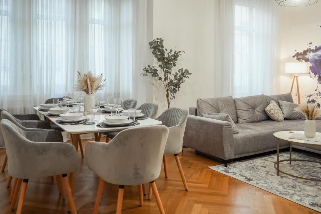 萨尔布吕肯LUXURY-Apartment - city center : 8 guests : Netflix的客厅配有桌子和沙发