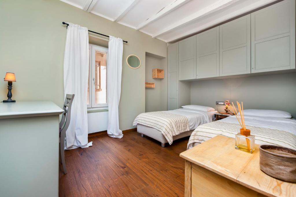罗维尼Apartment Mediterraneo的一间带两张床的卧室和一间带桌子的厨房