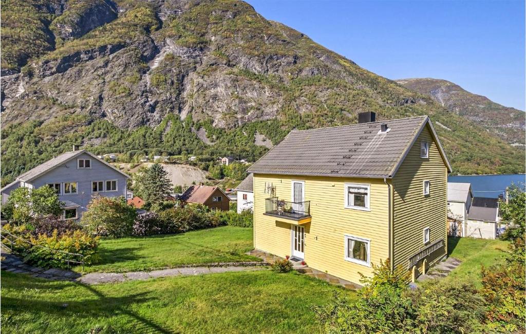 ÅrdalstangenAwesome Apartment In rdalstangen With Wifi的山前的黄色房子