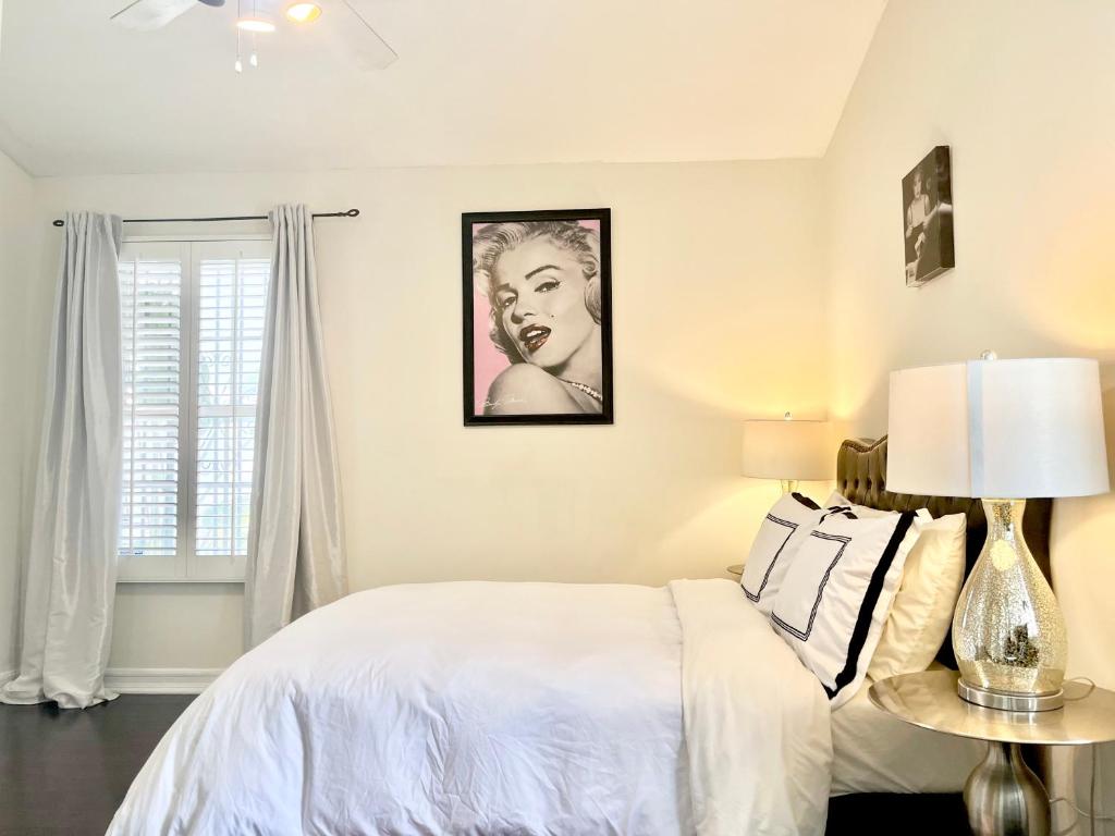洛杉矶Hollywood Hills Homestay的白色的卧室设有床和窗户