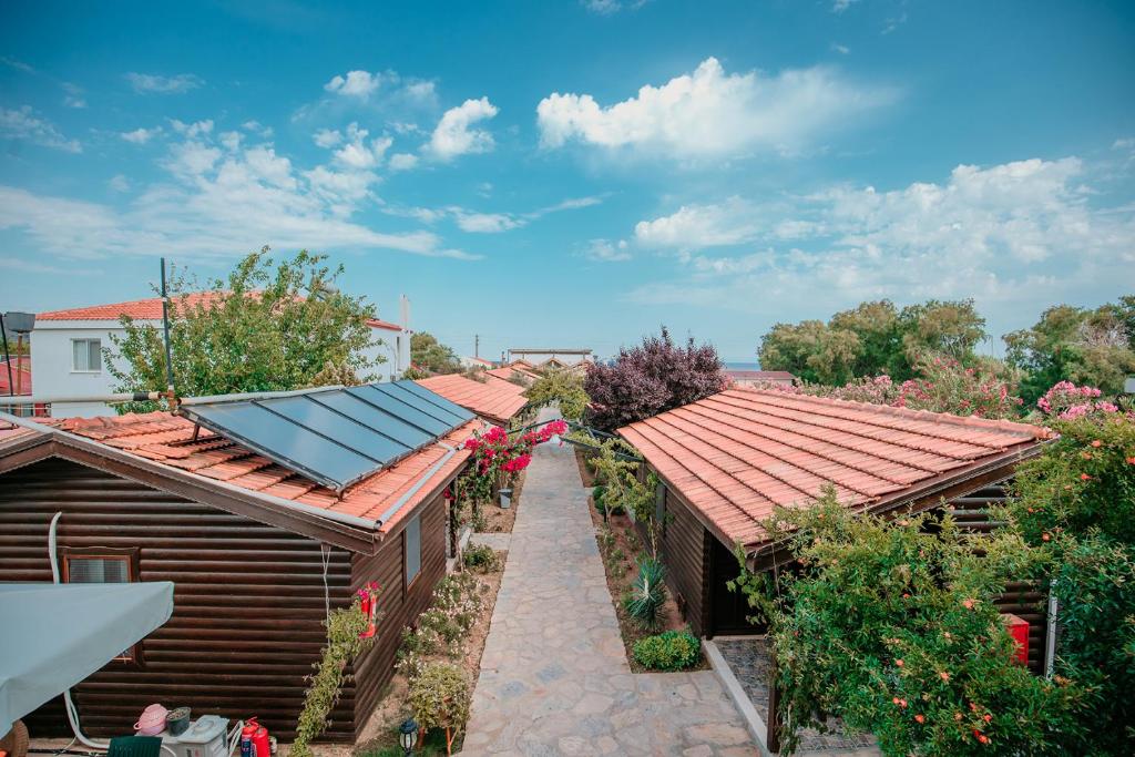 达特恰ÇUHADAR AHŞAP EVLERİ的屋顶上方设有太阳能电池板的房子的景色