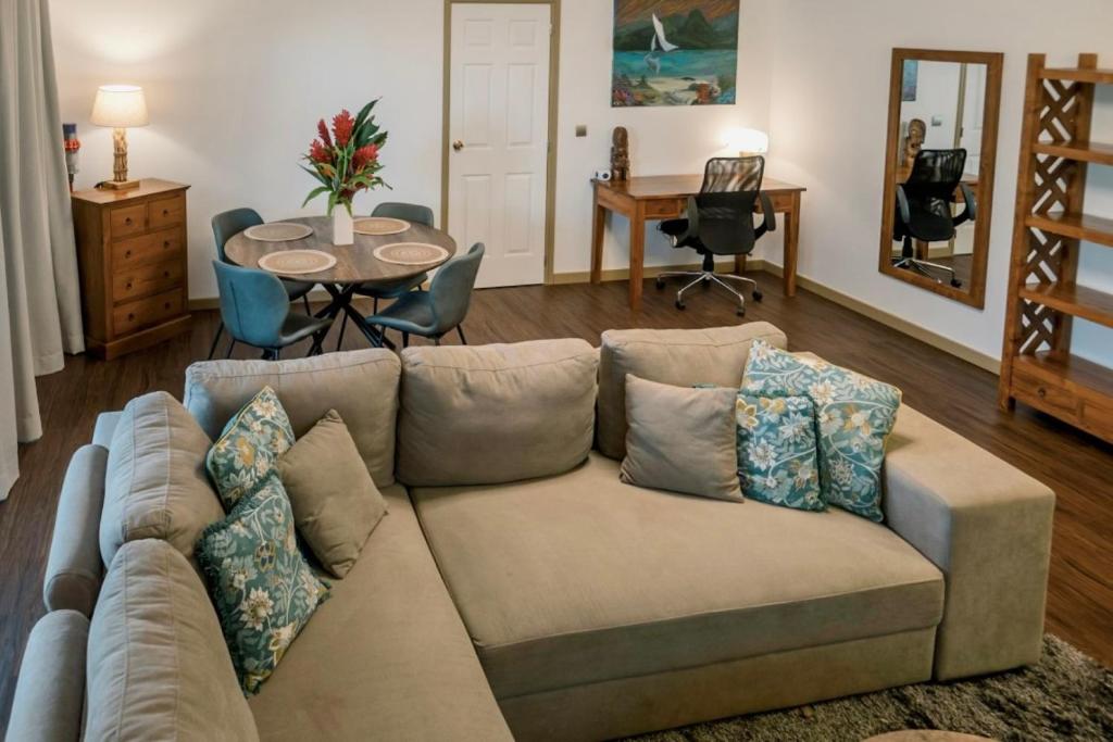 帕皮提Grand Large - Premium suite的客厅配有沙发和桌子