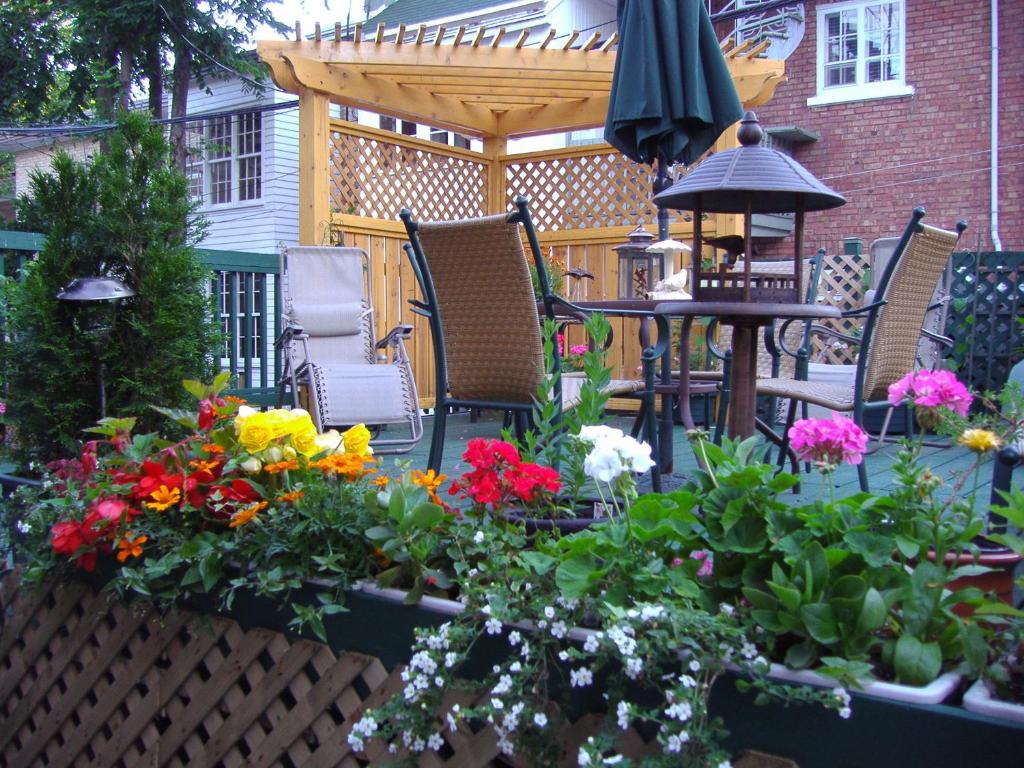 魁北克市特朗斯特住宿加早餐酒店的一座种有花束和遮阳伞的庭院