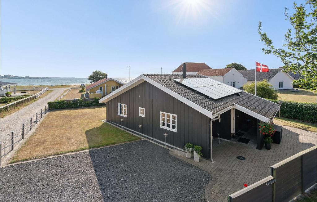 布罗艾厄Amazing Home In Broager With House Sea View的享有带太阳能屋顶的房子的顶部景色