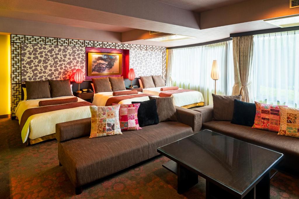 横滨Rose Hotel Yokohama, The Distinctive Collection By WORLDHOTELS的酒店客房,设有两张床和一张沙发