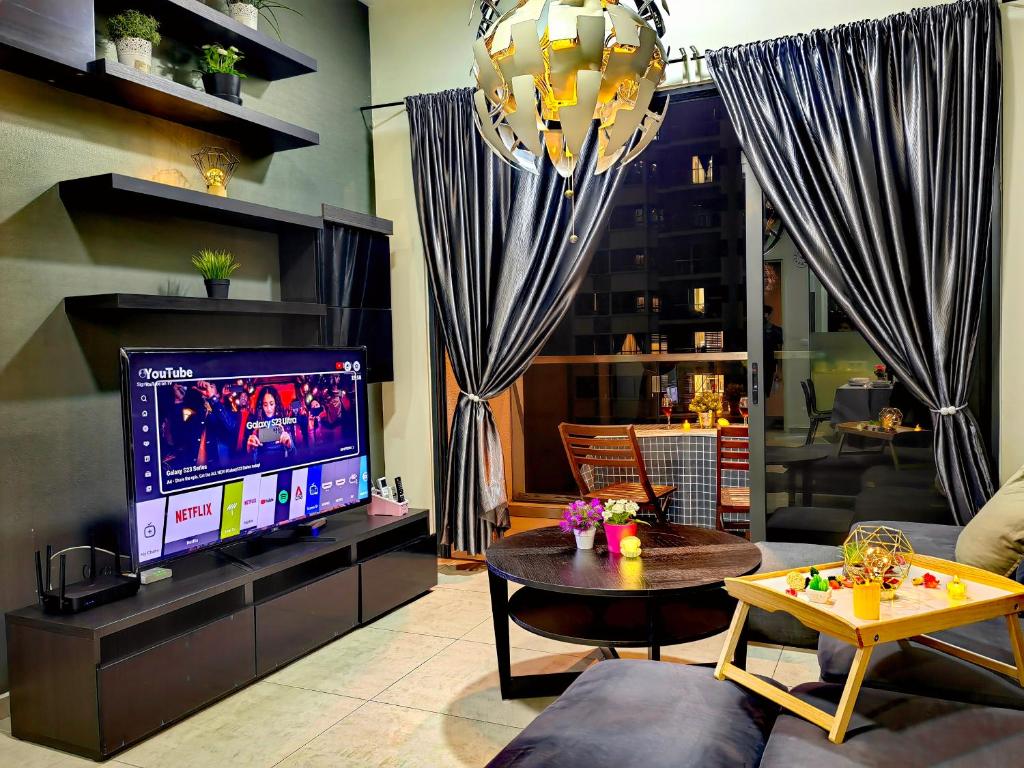 吉隆坡Petalz Luxury Suite 10Pax MID VALLEY OLD KLANG ROAD OUG KLANG LAMA KL的客厅配有电视、沙发和桌子