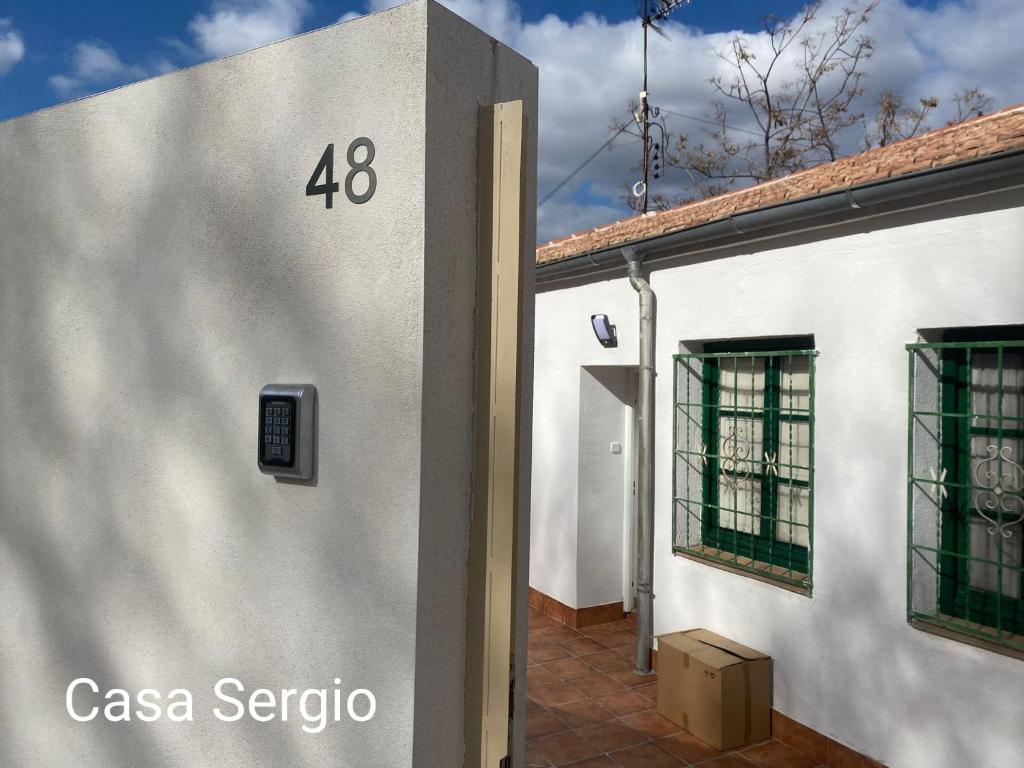 马德里Casa Sergio的白色的建筑,上面有数字