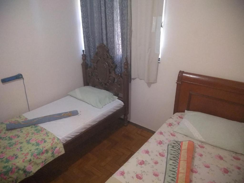戈亚尼亚HOSTEL ECONÔMICO ELAs的一间小卧室,配有两张床和窗户