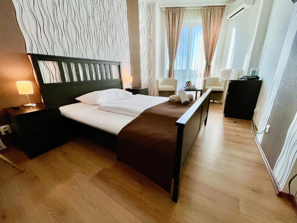 布拉迪斯拉发莫德纳酒店的一间卧室,卧室内配有一张大床