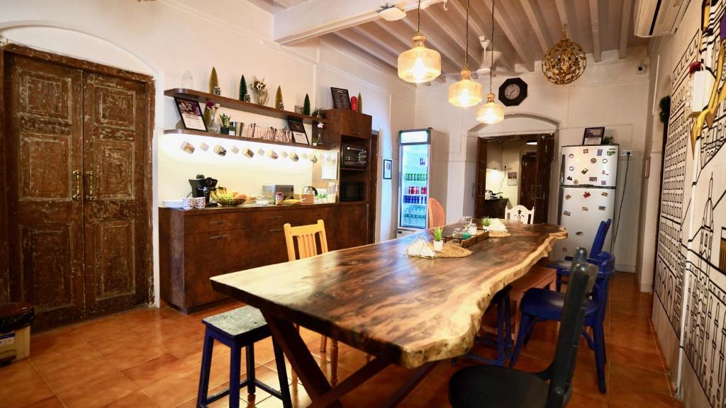 孟买GoSolo Stays的厨房配有大型木桌和椅子