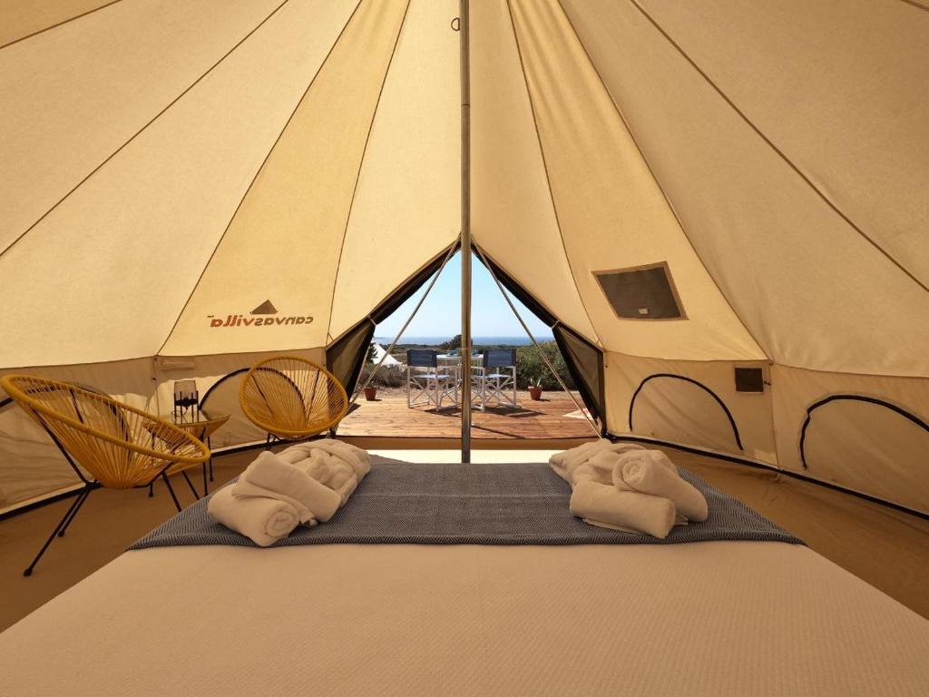埃斯托伊Quinta da Boa Sorte的一个带两张床的海景帐篷