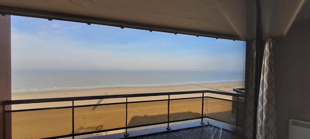 布兰肯贝赫Large beachstudio seaview Blankenberge near Brugge的一间客房,从阳台上可欣赏到海滩景色