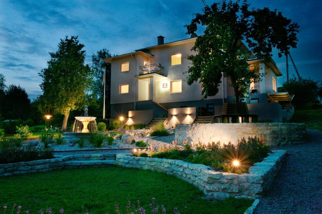 维尔扬迪菲利西玛雅酒店的一座石墙房子,晚上有院子