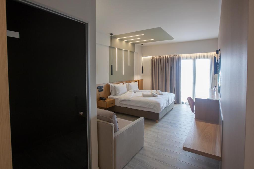 特里波利斯AKROTHEA suites & lounge的酒店客房设有床和客厅。