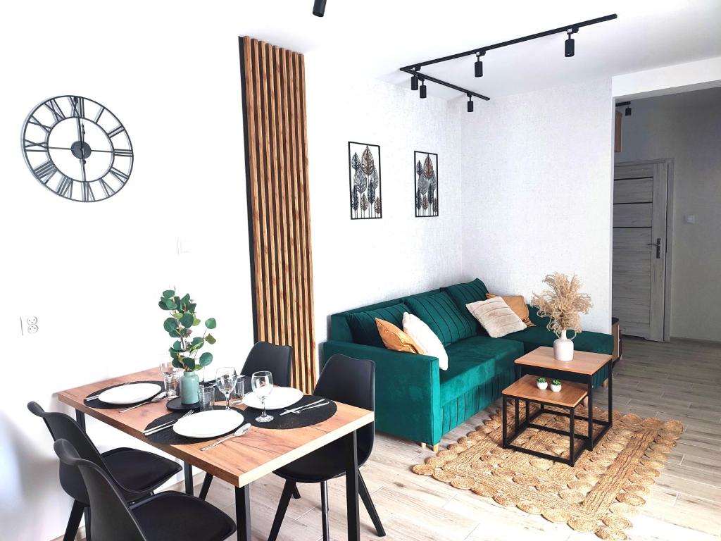 吉日茨科Apartament DanHouse的客厅配有绿色沙发和桌子