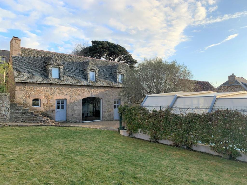 劳恩尼克Maison bretonne en pierre avec WIFI et piscine couverte à LOUANNEC - Réf 846的一座大型石头房子,设有大院子