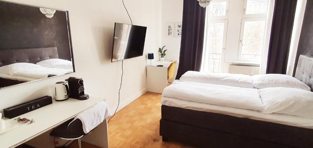 曼海姆sonniges Zimmer mit Balkon im Herzen Mannheims的一间卧室配有一张床和一张带镜子的书桌