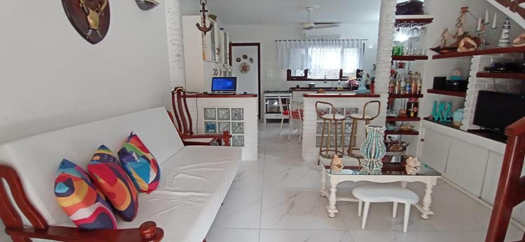 圣保罗CONDOMÍNIO ILHAS DO JUQUEHY的客厅配有白色的沙发和桌子