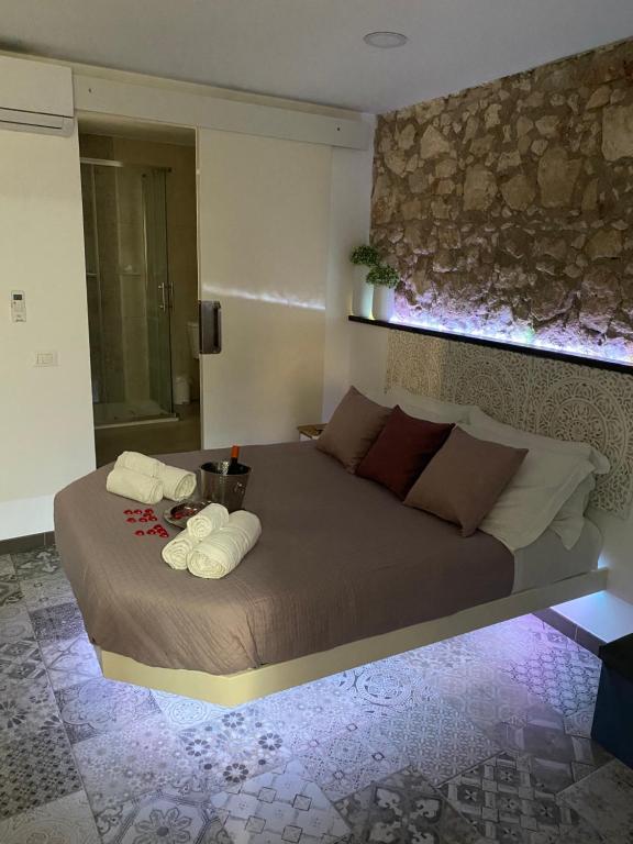 锡拉库扎Brimiky House的一间卧室配有一张大床和毛巾