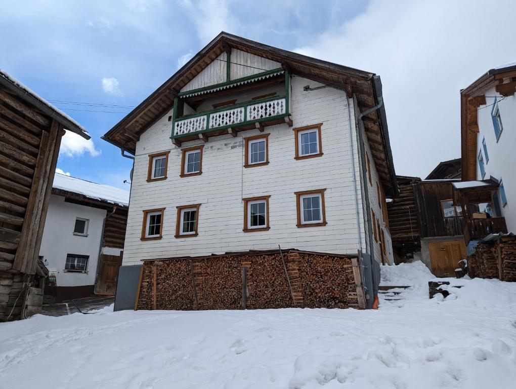 卡普尔Ferienhaus Fatlar的雪上有标志的白色建筑