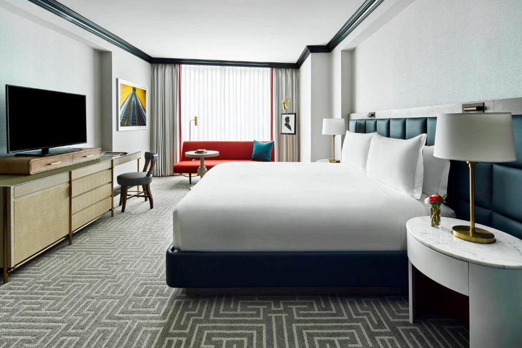 华盛顿华盛顿特区丽思卡尔顿酒店的酒店客房设有一张大床和一台电视。