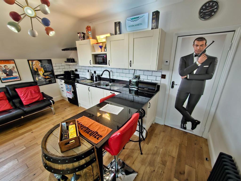 朴次茅斯Southsea Royale James Bond 3 bed Cool Penthouse, seafront parking的穿着西装的人站在厨房里