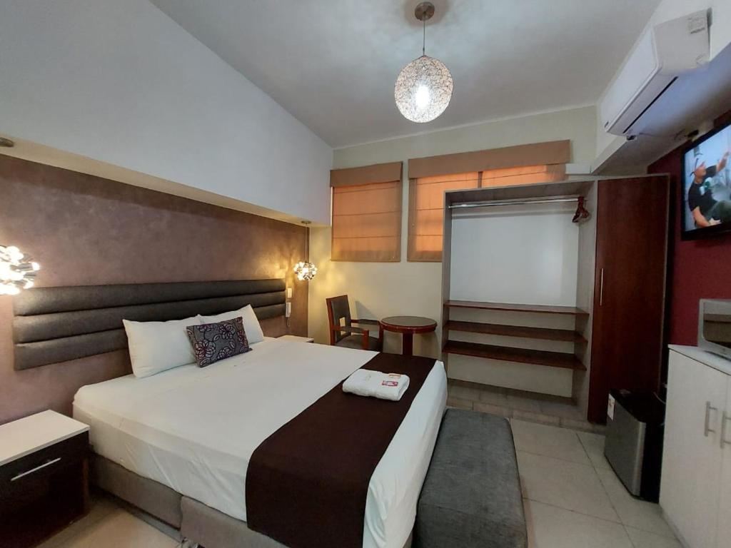 伊洛Hostal Atenea的一间酒店客房,配有一张床和一台电视