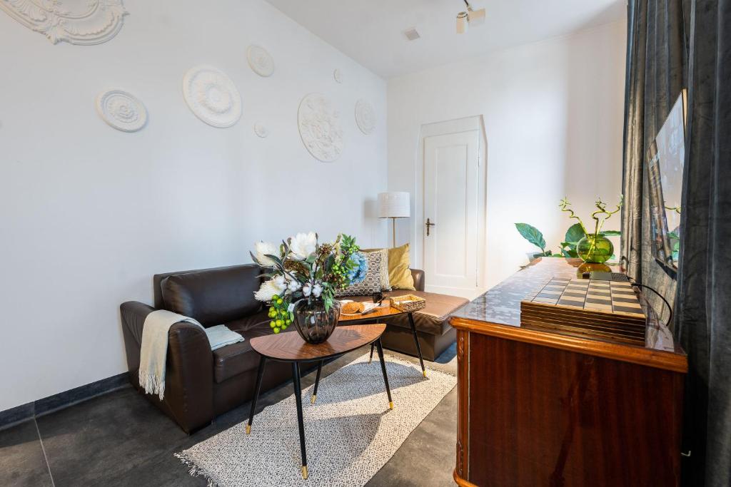 卡托维兹LivingRoom 2 z wanną z hydromasażem的客厅配有沙发和桌子