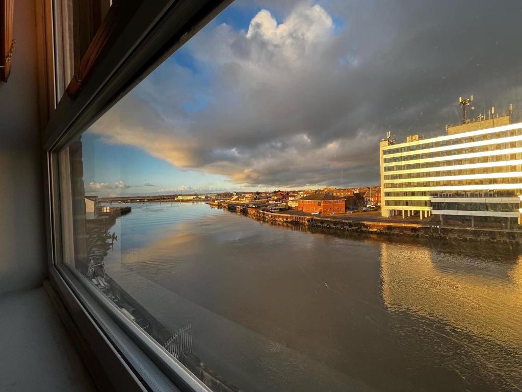 大雅茅斯Yare Quays River View的从建筑物的窗户欣赏河景