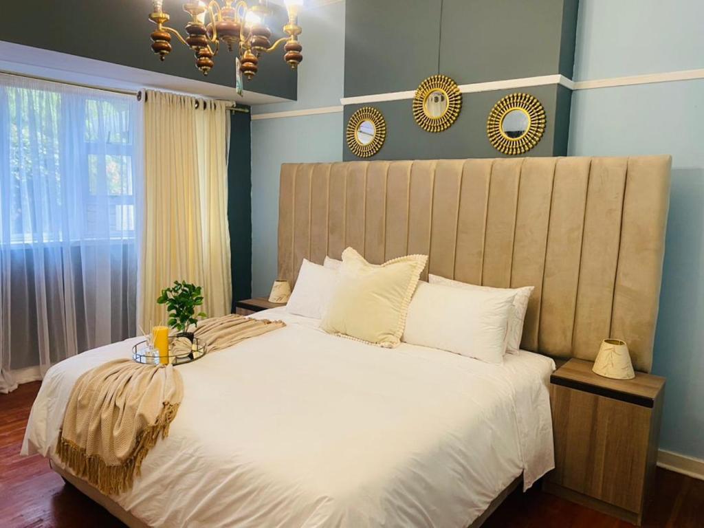 鲁德普特Paradise Guest House的一间卧室配有一张大床和大床头板