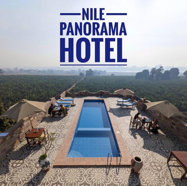 卢克索Nile Panorama Hotel的一家设有游泳池和一个阅读 ⁇ 女全景的标志的酒店