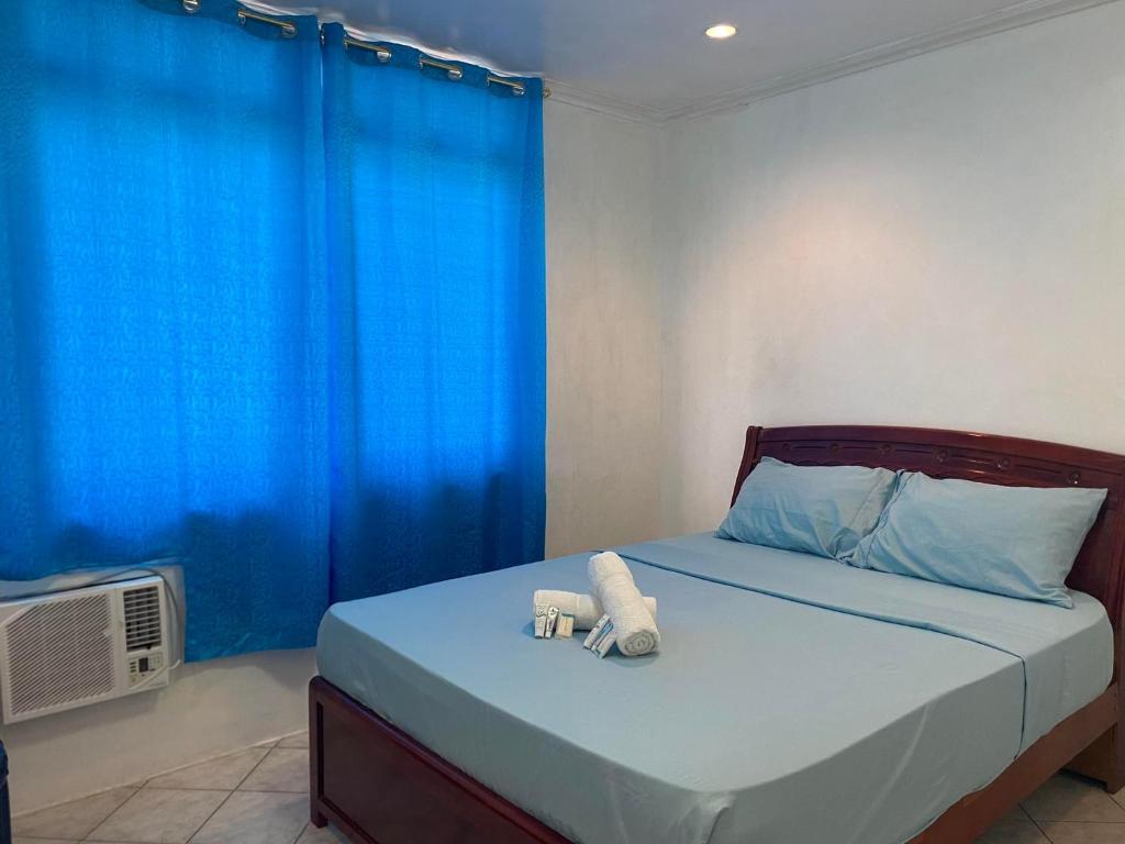 美岸ROMY'S PLACE - ENTIRE 3RD FLOOR APARTMENT的一间卧室,床上放着两只动物
