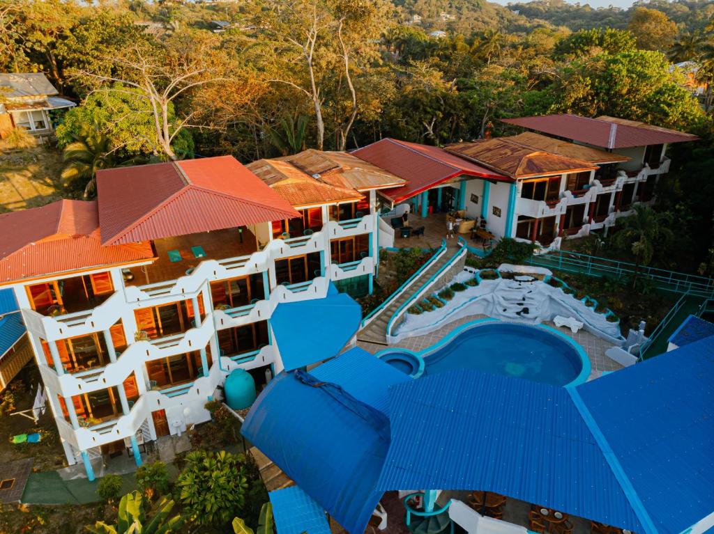 曼努埃尔安东尼奥Hotel Planeta Sano的享有带游泳池的度假村的空中景致