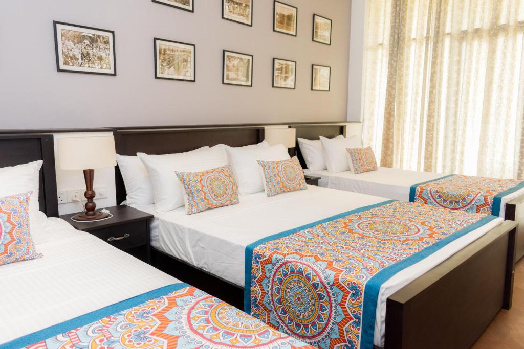 康提Kandy City View的酒店客房设有两张床和两盏灯。