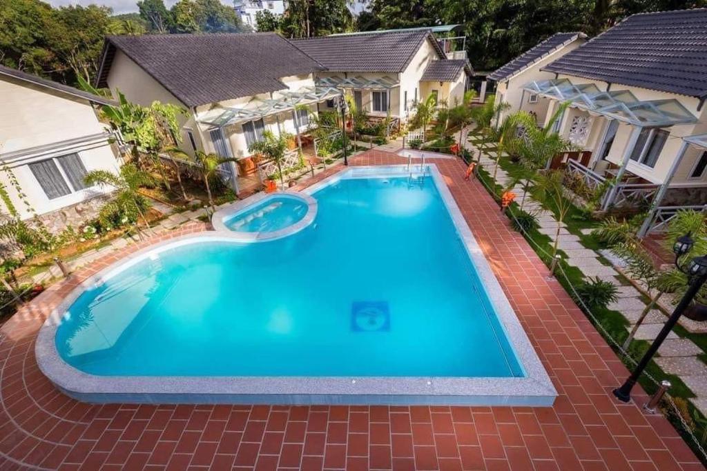 富国Blue Paradise Resort的享有别墅内游泳池的顶部景致