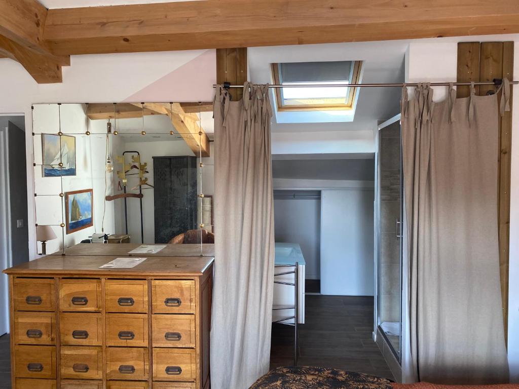 滨海萨纳里Pitibi Maison d'Hote的一间卧室配有木制梳妆台和镜子