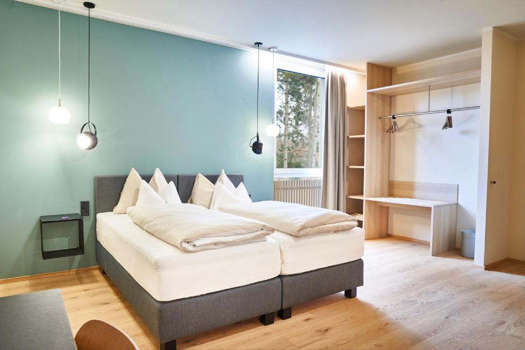 韦尔斯马斯拉以德宾馆的卧室配有带白色枕头的大床