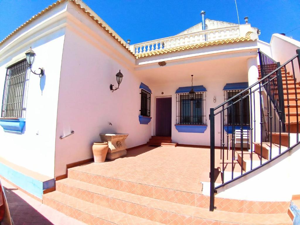 AlomartesEl Mirador de Pablo, casa con patio privado的前面有楼梯的白色房子