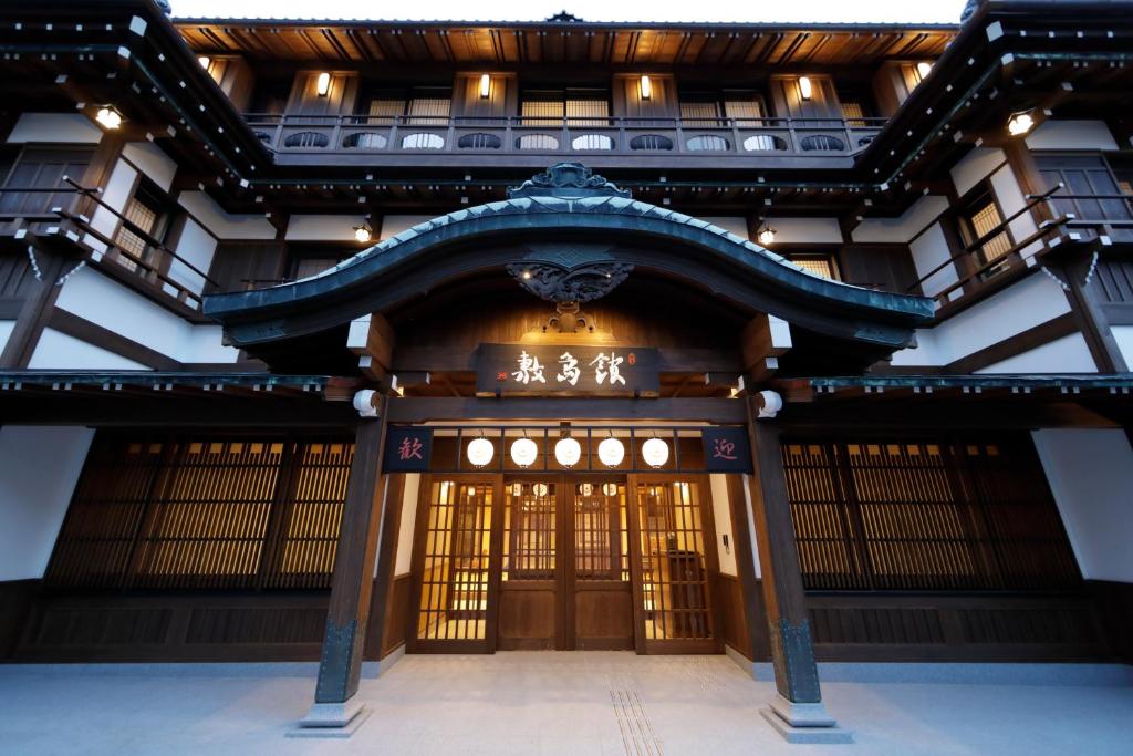 琴平町Onyado Shikishima-kan的大楼入口,设有大门