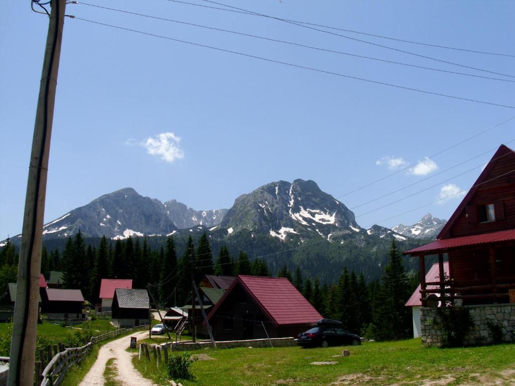 扎布利亚克Apartment Vujisic的山地村里的土路
