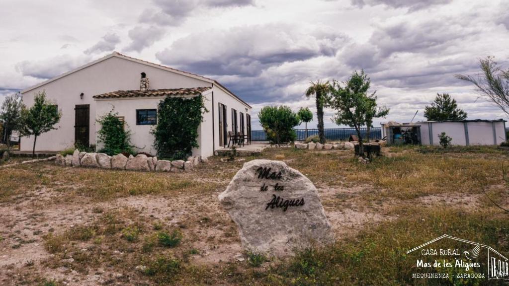 梅基嫩萨Casa Rural Mas de les Àligues的一座建筑前有岩石的房子