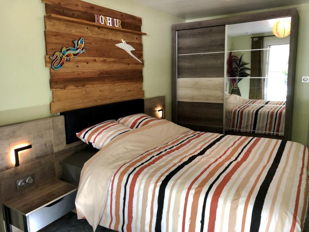 圣路易斯Ti Kaz Furcy的一间卧室设有一张床和木墙