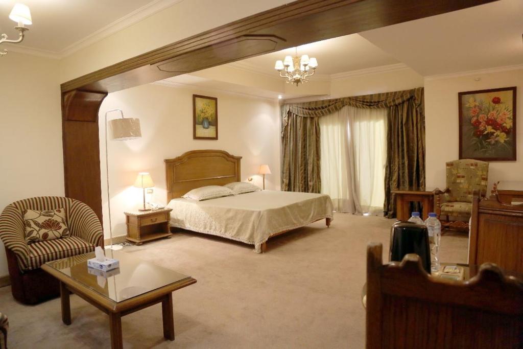 开罗Cairo international Scout House的一间大卧室,配有一张床和一把椅子