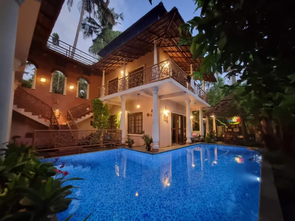 马拉利库兰Mandaram villas的夜间带游泳池的别墅